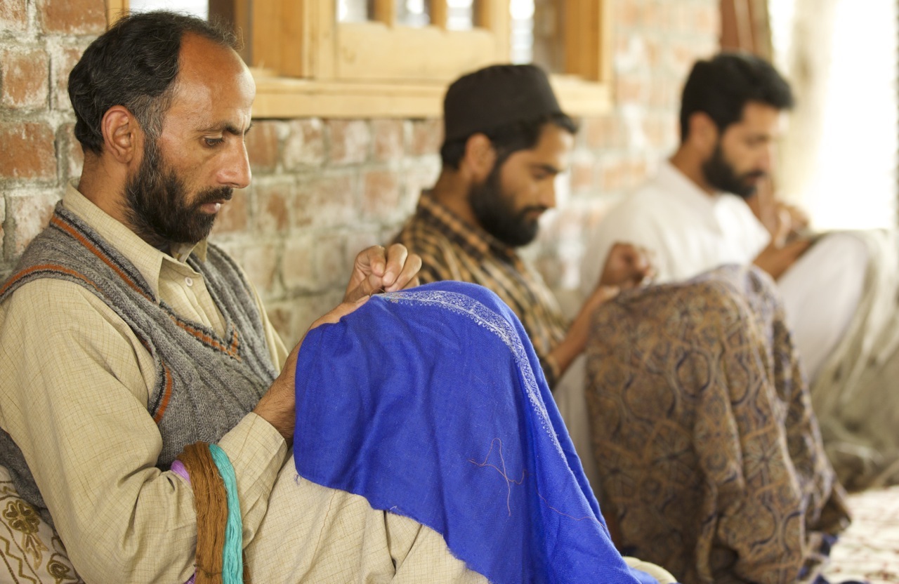 le pashmina brodé est réalisé à la main par les maîtres artisans brodeurs